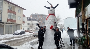 Samsun'da esnaftan 3 metrelik kardan adam