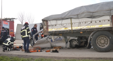 Samsun'da tıra çarpan minibüsteki 1 kişi öldü, 2 kişi yaralandı