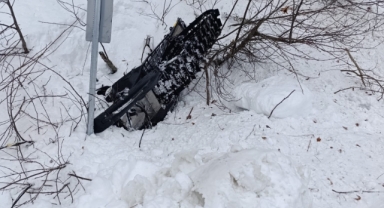 Şarampole devrilen kar motorunun sürücüsünü, kepçe operatörünün dikkati kurtardı