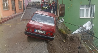 Sokakta toprak kayması meydana geldi: Yolun bir bölümü çöktü