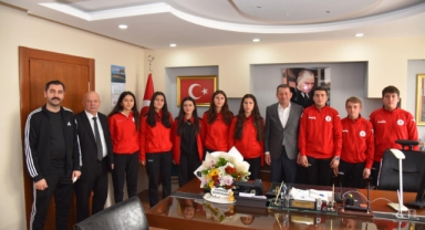 Yunus Emre Anadolu Lisesi Genç Kızlar Voleybol Takımı, Espiye Belediye Başkanı Karadere'yi Ziyaret Etti