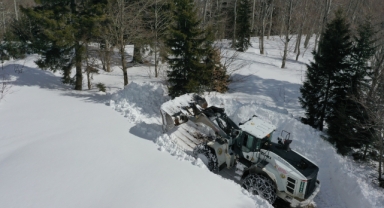 Artvin'de kar yağışı durdu, köylerde yol açma çalışmaları sürüyor   