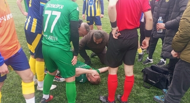 Futbol maçında yürekler ağza geldi: Rakip oyuncu ile çarpışan futbolcu nefessiz kaldı   