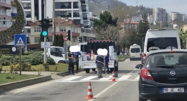 Giresun Belediyesi'nin Yoğun Saatte Yol Boyama Çalışması Trafiği Felç Etti