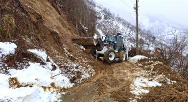 Giresun’da Heyelan Temizleme Çalışmaları Sürüyor: Görele’de Yollar Yeniden Ulaşıma Açıldı