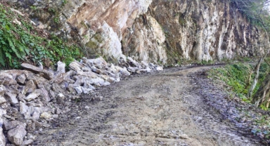 Giresun İl Özel İdaresi Ekipleri, Yoğun Yağışların Yol Açtığı Olumsuzlukları Gidermek İçin Çalışmalarını Sürdürüyor