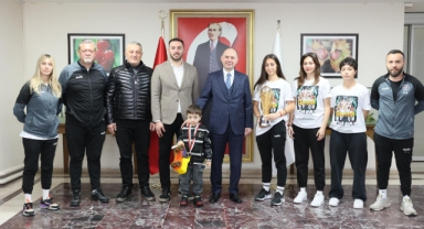 Giresun Valisi Serdengeçti, Kadın Futbol Süper Ligi’ne Yükselen Giresun Sanayi Spor Kulübü’nü Tebrik Etti