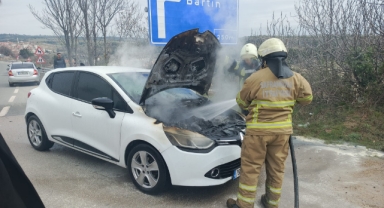 Karabük'te park halindeki otomobil yandı