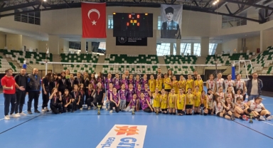 Midi Kızlar Voleybol Turnuvası Sona Erdi