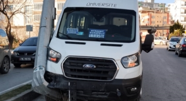 Samsun'da elektrik direğine çarpan minibüsün sürücüsü öldü