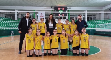 Vavuk Ekspresspor Midi Kızlar Voleybol Takımı İlk Maçında Galip Geldi