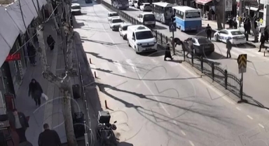 Yaya geçidinden geçen kadına otomobil çarptı, kaza anı kamerada