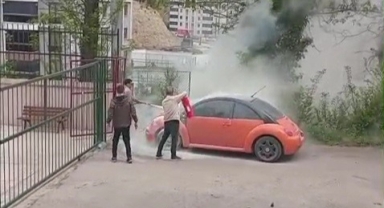 Alev alan otomobile ilk müdahaleyi okul müdürü yaptı