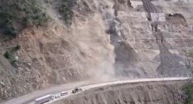 Artvin-Şavşat Karayolu'nda bir günde 3. heyelan: Yol ulaşıma kapandı