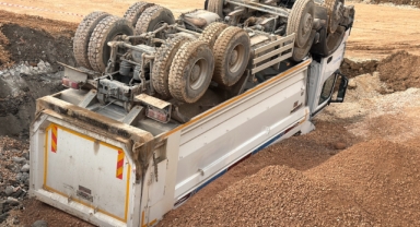 Çamura saplanan kamyonu kurtarmak isteyen sürücü, kamyonu ile 10 metreden düşerek ters döndü   