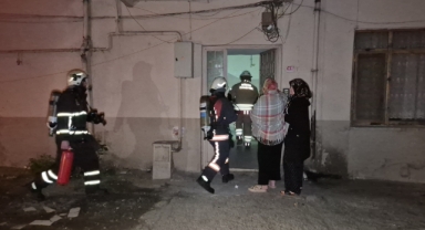 Çatıda çıkan yangın mahalle sakinlerini sokağa döktü