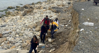 Deniz kenarında yürürken kayalıklardan düştü