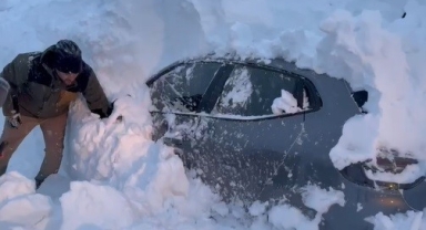 Film sahnelerini aratmayan kurtarma çalışması: Tonlarca ağırlıktaki kar kütlesinin altında kalan otomobil böyle çıkarıldı   
