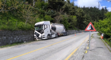 Freni patlayan beton mikseri istinat duvarına çarptı: 2 yaralı