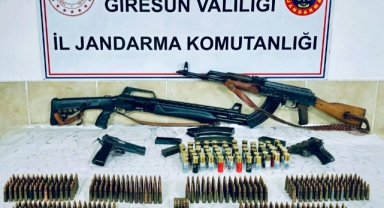 Giresun’da Cephanelik Gibi Ev: Jandarma Ekipleri Tarafından Tüfek, Tabanca ve Yüzlerce Fişek Ele Geçirildi!