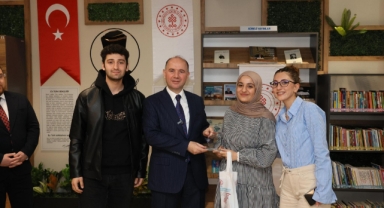 Giresun Valisi Serdengeçti, Kütüphane Haftası'nda Okuma Kültürüne Katkı Sağlayanları Tebrik Etti