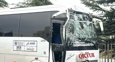 İki işçi servis aracı çarpıştı: 1'i sürücü 20 kişi yaralandı