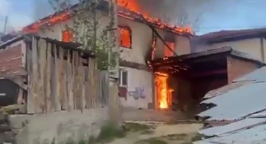 İki katlı ev alevlere teslim oldu