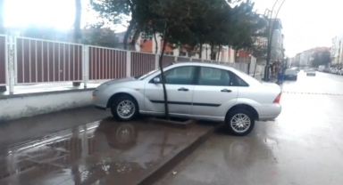 İki otomobil çarpıştı: Yaralanan 14 yaşındaki sürücü, olay yerinden kaçıp hastaneye gitti