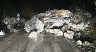 Kastamonu-Cide karayolunda heyelan meydana geldi