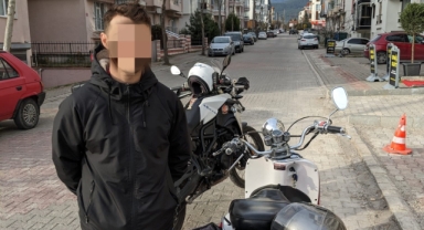 Motosiklet plakasını boyayarak değiştiren uyanık sürücü ekiplerin gözünden kaçmadı