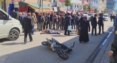Motosiklet yayaya çarptı: 2 kişi yaralandı