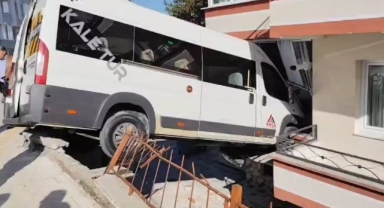 Okul servisinin evin balkonuna girmesi sonucu 2 öğrenci yaralandı
