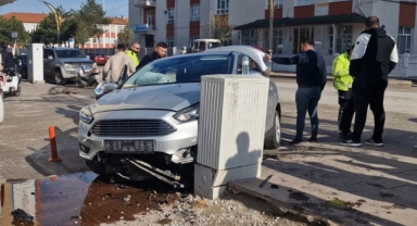Otomobil elektrik panosuna çarptı: Kaza anı kamerada