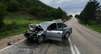 Otomobil ile kamyonet çarpıştı: 1 ölü, 1 yaralı