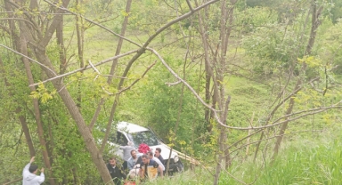 Otomobil tarlaya uçtu, dede ve iki torunu yaralandı