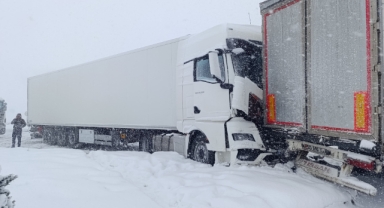 Samsun'da yoğun kar yağışı nedeniyle meydana gelen zincirleme trafik kazasında 4 kişi yaralandı