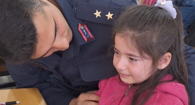 Şehitler Haftası'nda duygulandıran ziyaret: Türk bayrağı hediye edilen öğrenci gözyaşlarına hakim olamadı