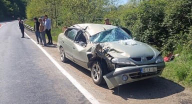Seyir halindeki otomobilin üzerine kaya parçası düştü: 2'si çocuk 5 yaralı