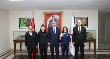 Vali Serdengeçti, Giresun’un Gururu Cansu ve Aysu Bektaş'ı Ağırladı