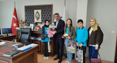 Yağlıdere’de Başkanlık Koltuğu Elçin İbaş’a Devredildi: Başkan İbaş, Öğrencilerin 23 Nisan Ulusal Egemenlik ve Çocuk Bayramı’nı Kutladı