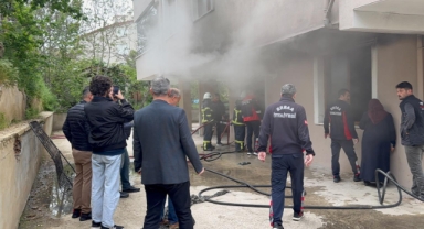 Yangında evde mahsur kalan 2 çocuğu polis kurtardı