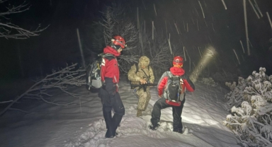 Yurda yasa dışı yollarla giren ve yardım talebinde bulunan şüphelilere 11 saat süren kurtarma operasyonu