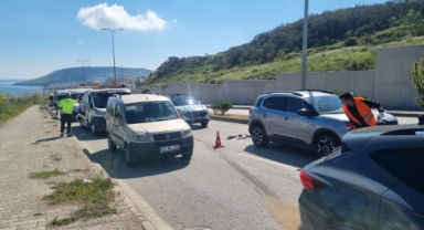 3 araçlı zincirleme kaza: 2 kişi yaralandı