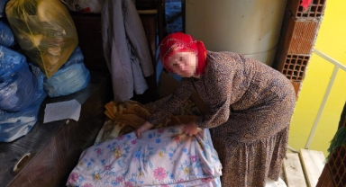 6 yıllık boşanma davasının ardından evden tahliye edilen kadın çatıya sığındı   