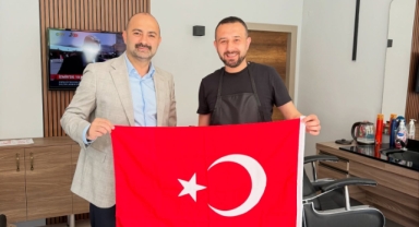 AK Parti Giresun Merkez İlçe Başkanı Civelekoğlu’ndan esnafa Türk bayrağı hediyesi