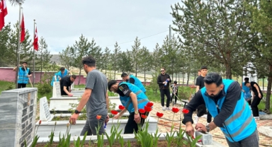 Alucra'daki şehitlikte yüksekokul öğrencilerinden temizlik ve çevre düzenlemesi