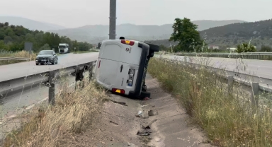 Amasya'da hafif ticari araç refüjdeki su kanalına uçtu: 2 yaralı