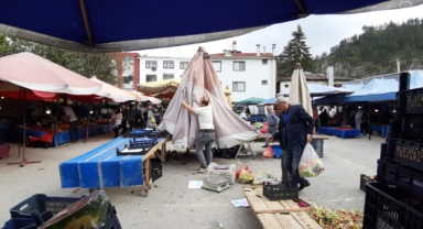 Aniden bastıran fırtına hayatı olumsuz etkiledi