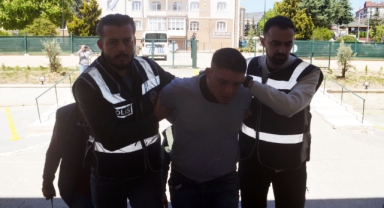 Anne cinayetinde acı gerçek: Tartıştığı oğlunu kapısına gelen polise şikayet etmedi, 1 dakika sonra canından oldu   