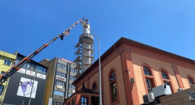 Asırlık caminin tehlike oluşturan minaresinin yıkımına başlandı